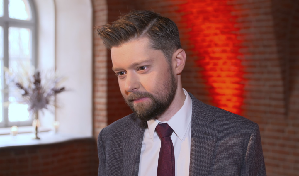 Remigiusz Mróz: Scenariusze do ekranizacji serii „W kręgach władzy” są gotowe, obsada jest w trakcie kompletowania i myślę, że w tym roku uda się już wejść na plan filmowy