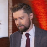 Remigiusz Mróz: Scenariusze do ekranizacji serii „W kręgach władzy” są gotowe, obsada jest w trakcie kompletowania i myślę, że w tym roku uda się już wejść na plan filmowy