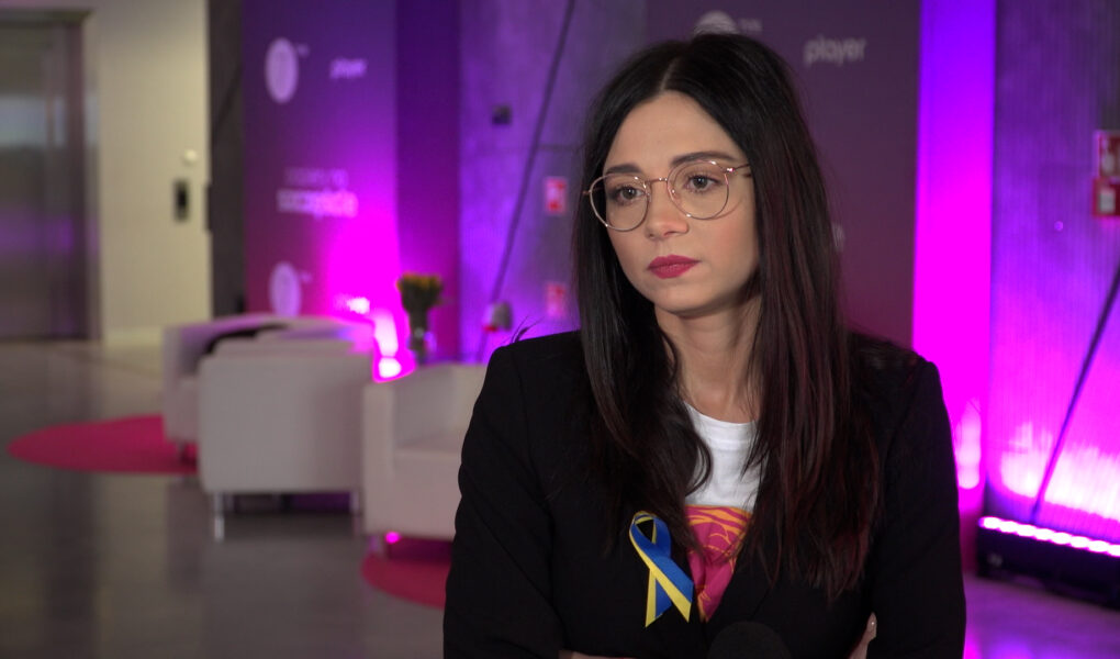 Adriana Kalska: Nie oceniam wyborów życiowych mojej serialowej bohaterki Marty. Żałuję tylko, że kiedy już jest na dobrej drodze, to znów ucieka od własnego szczęścia