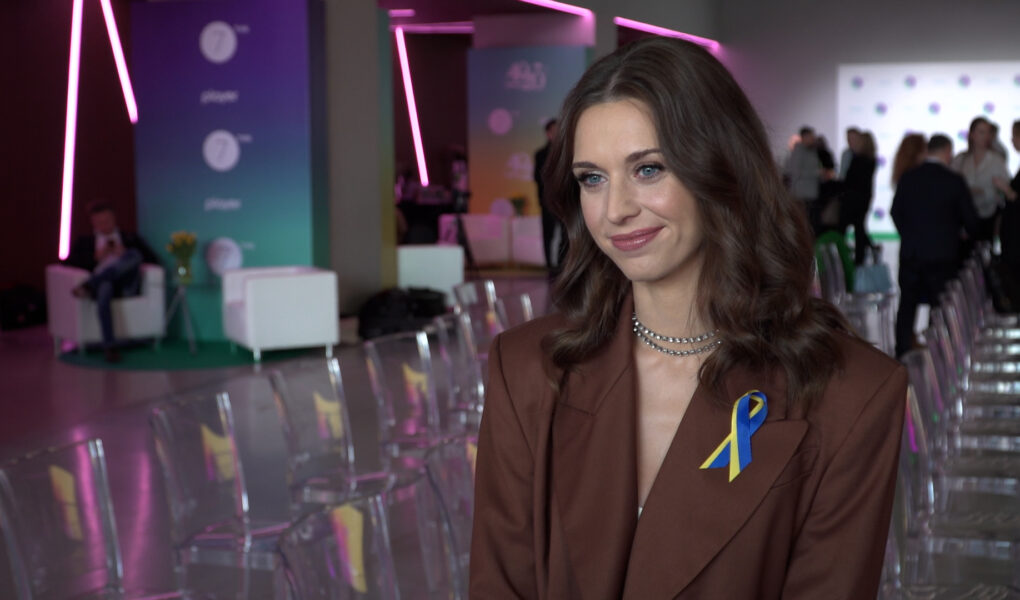Julia Kamińska: Na planie „BrzydUli” poznałam dwie przyjaciółki. Spotykamy się we trójkę, chodzimy razem do kina i po zakończeniu zdjęć na pewno się to nie urwie