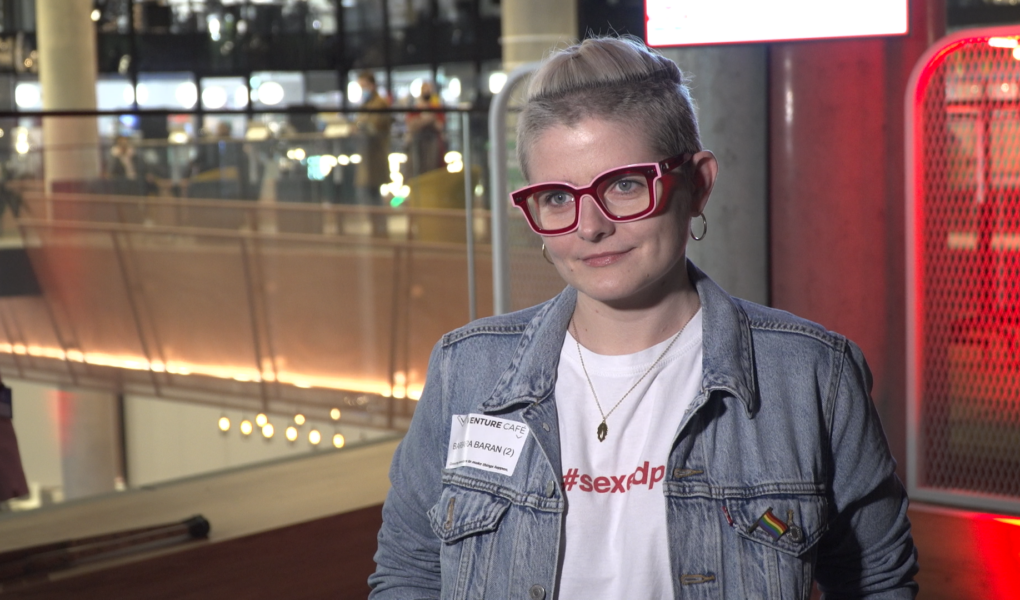 Młodzi ludzie coraz częściej mierzą się z przemocą seksualną. Internet daje nowe możliwości prześladowcom